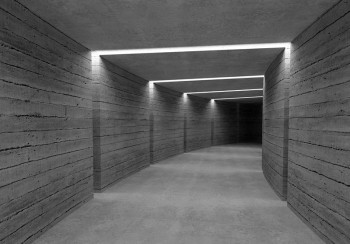 Fotobehang met een 3D-weergave van een betonnen tunnel die diepte en een futuristisch accent aan het interieur geeft.