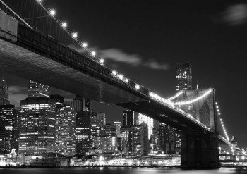 Een fotobehang van de Brooklyn Bridge bij nacht in New York.