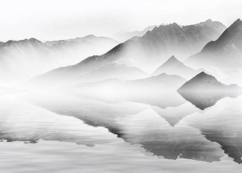 Een fotobehang van een Chinese inkt landschap met bergen en een meer.