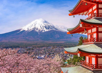 Fotobehang met Chureito Pagode en Mount Fuji en een kersenbloesem in de lente, in Japan.