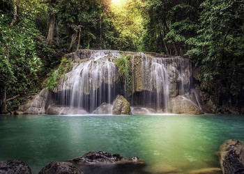 Een fotobehang van de Erawan waterval in Thailand, Kanchanaburi.