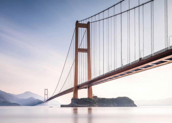 Een fotobehang van de Golden Gate Bridge in het landschap met vliesbehang.