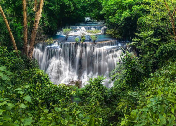 Een fotobehang van de Huai Mae Khamin waterval in Thailand in een regenwoud.