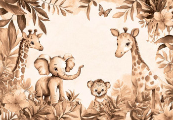 Fotobehang met jungle dieren zoals een olifant, giraffen en een welpje tussen bladeren en bloemen in warme terracotta tinten.