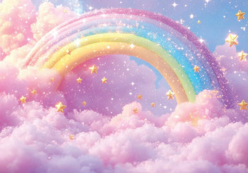 fotobehang met een kleurrijke regenboog tussen zachte, roze wolken en fonkelende sterren.
