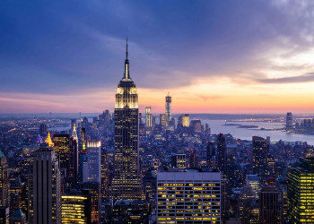 Fotobehang met een zonsondergang boven de skyline van New York.