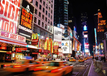 Een fotobehang van Times Square in Broadway, Manhattan, New York in een woonkamer.