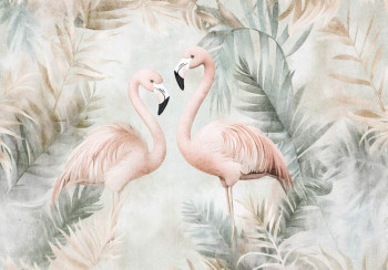 Fotobehang met sierlijke flamingo’s en weelderige junglebladeren, die samen zorgen voor een frisse en exotische uitstraling.