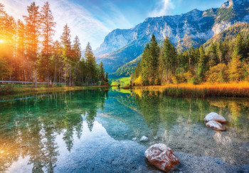 Fotobehang van een serene zonsondergang bij Hintersee, met een schilderachtig bergmeer dat de warme avondkleuren weerspiegelt, omringd door hoge bergen.