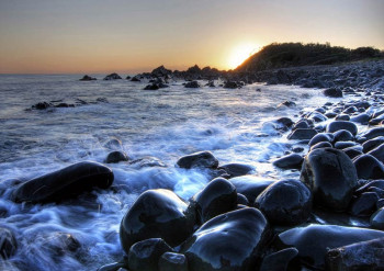 Fotobehang Zonsopgang bij Kiezelstrand