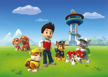 Paw patrol behang met Ryder, Chase, Sky, Marshal, Rocky, Rubble en Zuma voor de uitkijktoren.