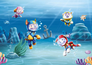 Fotobehang met de Paw Patrol personages Chase, Marshall, Skye, Rubble op duikavontuur in de zee.