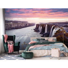 Een fotobehang van een waterval tijdens de zonsondergang met uitzicht voor de slaapkamer.