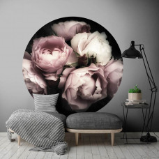 Een behangcirkel met roze en witte pioenrozen in een kleurrijk bloemenontwerp, perfect voor een woonkamer of huiskamer.