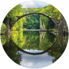 De Rakotzbrug, ook bekend als de Duivelsbrug, in Kromlau, Duitsland, afgebeeld op een rustieke behangcirkel.