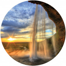 Waterval in een weelderig natuurlandschap, schitterend weergegeven op een rustgevende behangcirkel.