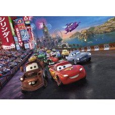 Fotobehang van een spannende race uit Disney Cars, ideaal voor de kinderkamer.