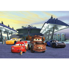 Disney Cars tankstation fotobehang met iconische scènes van het tankstation uit de film, ideaal voor een avontuurlijke kamer.