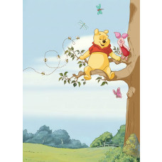 Winnie de Poeh fotobehang met Poeh en zijn vrienden rondom een grote boom, perfect voor een kinderkamer.