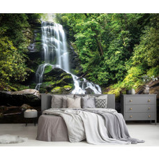 Een rustgevend fotobehang van een waterval in het bos, ideaal voor een slaapkamer.