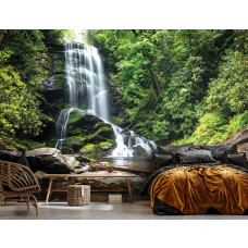 Een sfeervol fotobehang van een waterval met jungle-elementen in een bosrijke omgeving, perfect voor een slaapkamer.