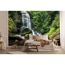 Een adembenemend fotobehang van een waterval omgeven door bosrijk natuurschoon, perfect voor een huiskamer.