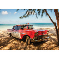 Fotobehang met een klassieke Cubaanse auto die langs een strand met palmbomen en een azuurblauwe zee rijdt, ideaal voor een vintage uitstraling.