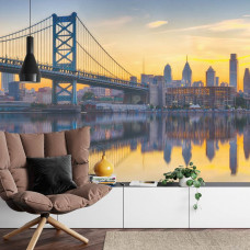 Een fotobehang met een reflectie van de Ben Franklin Bridge in een serene setting, afgebeeld in een huiskamer.