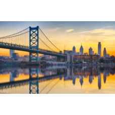 Ben Franklin Bridge in Philadelphia, met een reflectie in het water bij zonsondergang, afgebeeld op fotobehang.