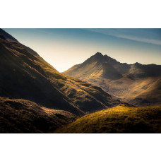 Fotobehang van bergen in de ochtend met een prachtig landschap tijdens een zonsondergang.