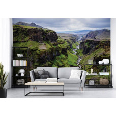 Een fotobehang met bergen, landschap en beekje voor de huiskamer.