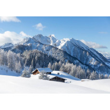 Fotobehang van een besneeuwd berglandschap, waar de bergen oprijzen uit een serene, witte omgeving.