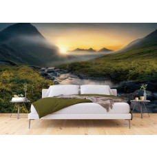 Een fotobehang van een bergrivier bij zonsondergang in een natuurlandschap in een slaapkamer met vliesbehang.