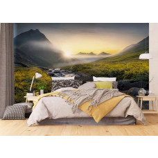 Een fotobehang van een bergrivier bij zonsondergang in een natuurlandschap in een slaapkamer met vliesbehang.