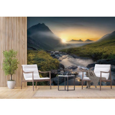 Een fotobehang van een bergrivier bij zonsondergang in een natuurlandschap in een woonkamer met vliesbehang.