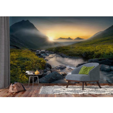 Een fotobehang van een bergrivier bij zonsondergang in een natuurlandschap in een woonkamer.