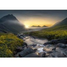 Een fotobehang van een bergrivier bij zonsondergang in een natuurlandschap.