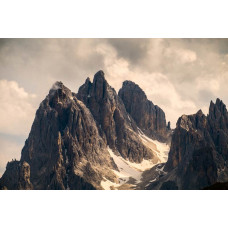 Fotobehang van imposante bergtoppen en rotsformaties, met de natuur op zijn best in dit robuuste landschap.