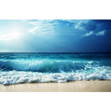 Fotobehang van blauwe golven die het strand bereiken, met een serene en rustige oceaan.