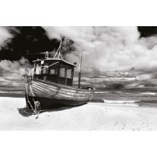 Fotobehang van een schip dat op het strand is aangemeerd, met de golven van de zee op de achtergrond.