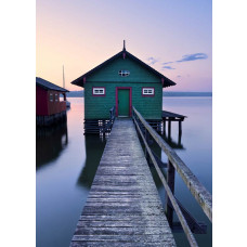 Boothuis groen fotobehang, met een schilderachtig huisje aan het water.