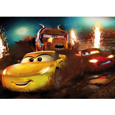 Cars Dirt Track fotobehang toont een stoffige racebaan waar Lightning McQueen doorheen racet, met opwaaiend stof en snelle bochten.