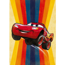 Cars Jump Lightning McQueen fotobehang met Lightning McQueen die door de lucht vliegt over een racebaan, klaar voor een perfecte landing.