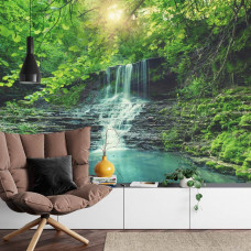 Een inspirerend fotobehang van de Cascade Waterfall met bos en jungle-elementen, perfect voor een huiskamer.