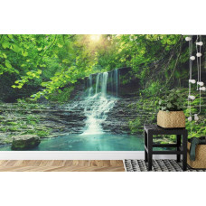 Een indrukwekkend fotobehang van de Cascade Waterfall in een bosrijke jungleomgeving, ideaal voor een slaapkamer.