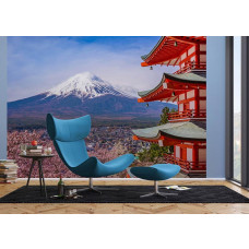 Een woonkamer met een fotobehang met Chureito Pagode en Mount Fuji en een kersenbloesem in de lente, in Japan.