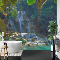 Een prachtig fotobehang van de betoverende Kuang Si-waterval in Laos, ideaal voor een badkamer.