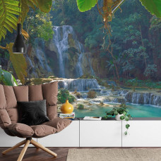 Een inspirerend fotobehang van de Kuang Si-waterval omgeven door natuurlijke schoonheid, perfect voor een woonkamer.