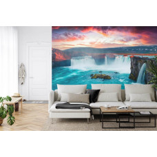 Een fotobehang met de Godafoss-waterval in IJsland, afgebeeld in een huiskamer.