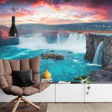 Een fotobehang met de indrukwekkende Godafoss-waterval in IJsland, weergegeven in een woonkamer.